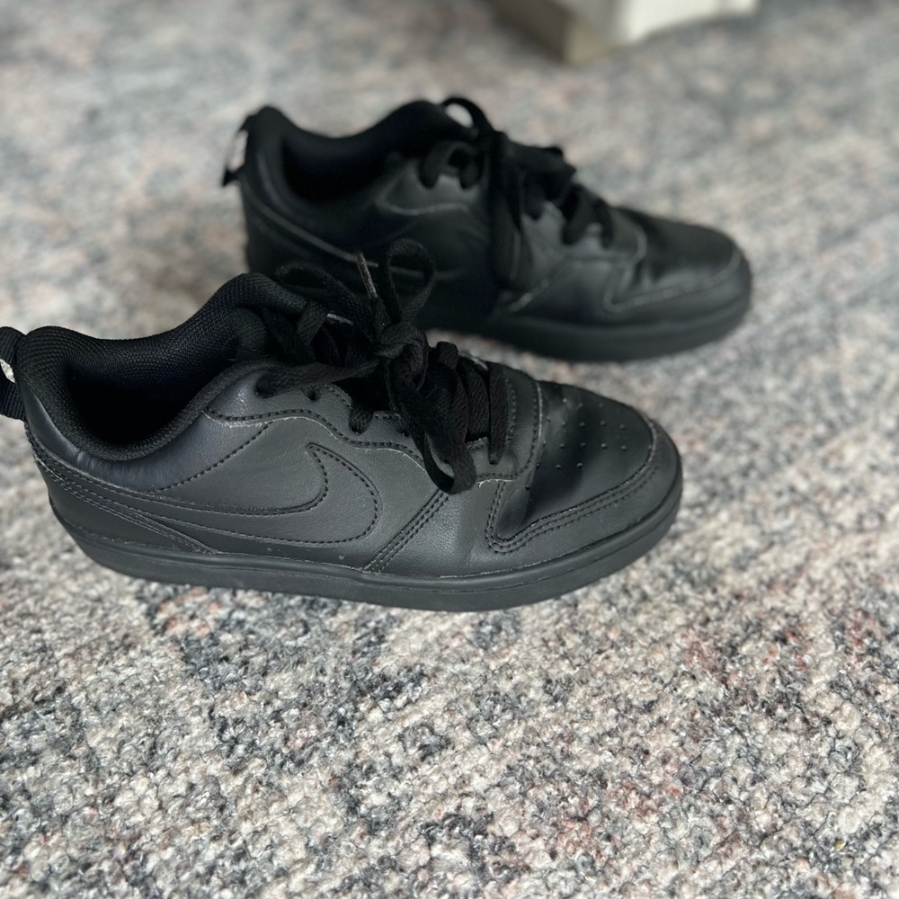 Nike Court Borough EUC Size 4Y